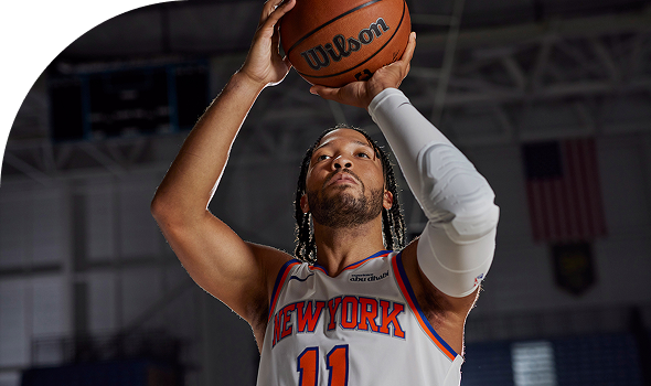 Jalen brunson with basketball 